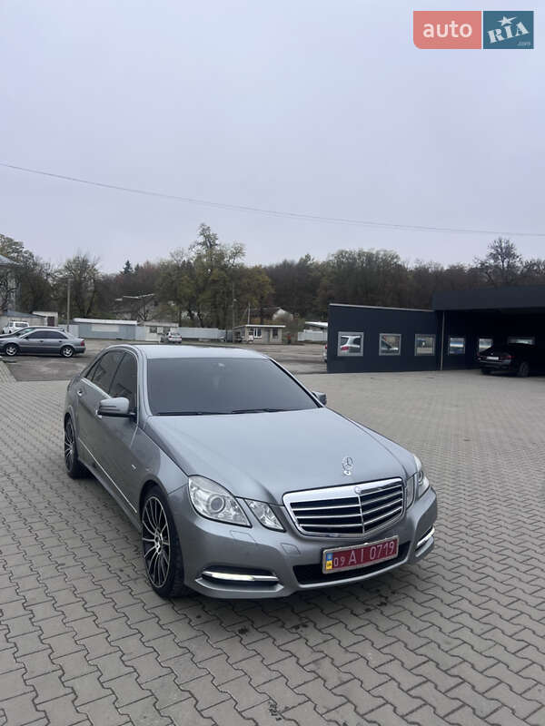 Седан Mercedes-Benz E-Class 2011 в Бучаче