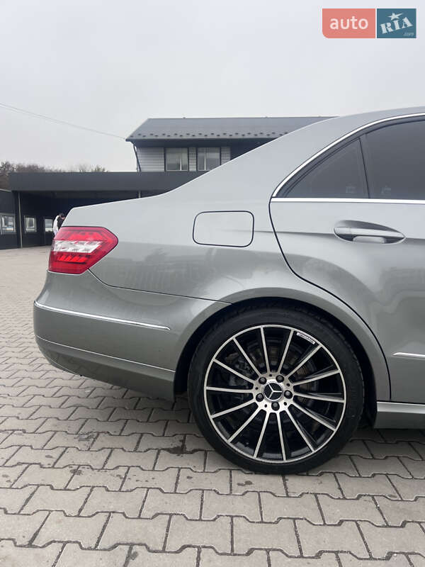 Седан Mercedes-Benz E-Class 2011 в Бучаче