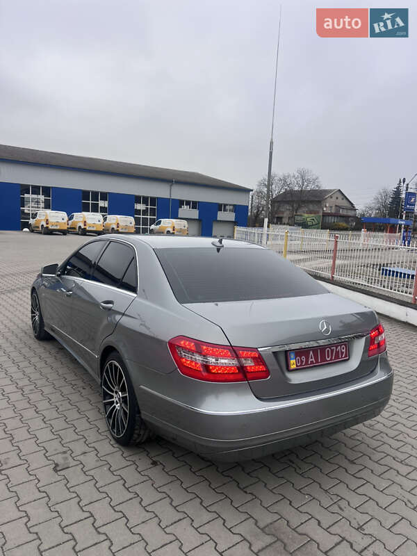 Седан Mercedes-Benz E-Class 2011 в Бучаче