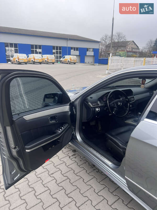 Седан Mercedes-Benz E-Class 2011 в Бучаче