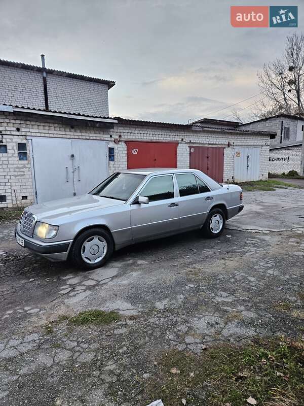 Седан Mercedes-Benz E-Class 1990 в Житомире