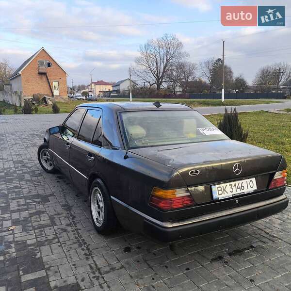 Седан Mercedes-Benz E-Class 1990 в Кореці