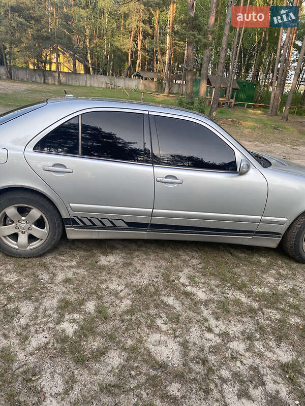 Седан Mercedes-Benz E-Class 2001 в Вараше