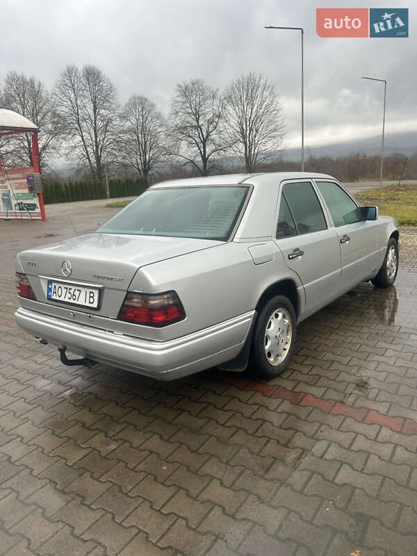 Седан Mercedes-Benz E-Class 1994 в Тячеві фото 3 Седан Mercedes-Benz E-Class 1994 в Тячеві