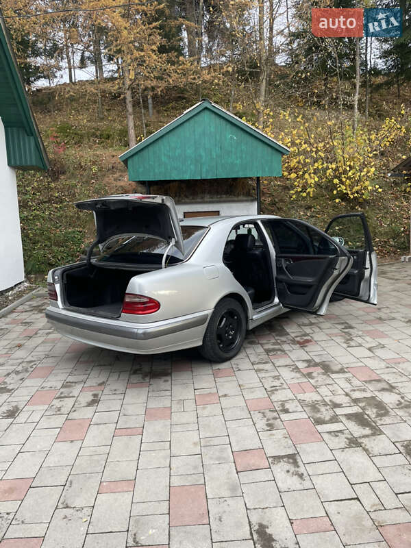 Седан Mercedes-Benz E-Class 2000 в Долині