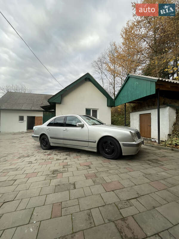Седан Mercedes-Benz E-Class 2000 в Долині