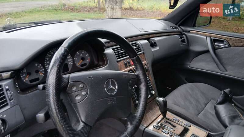 Седан Mercedes-Benz E-Class 2001 в Луцке