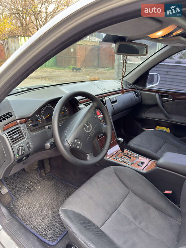Седан Mercedes-Benz E-Class 2001 в Борисполе