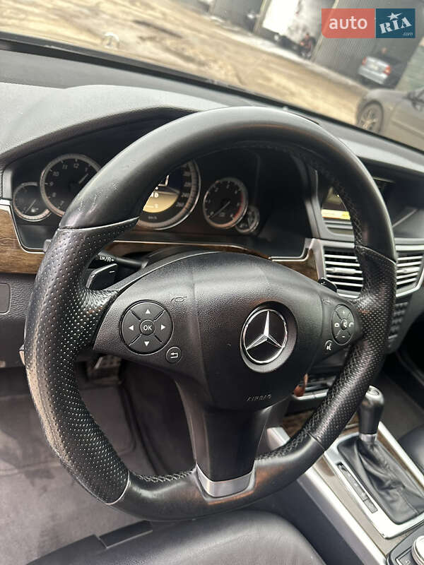 Седан Mercedes-Benz E-Class 2011 в Николаеве