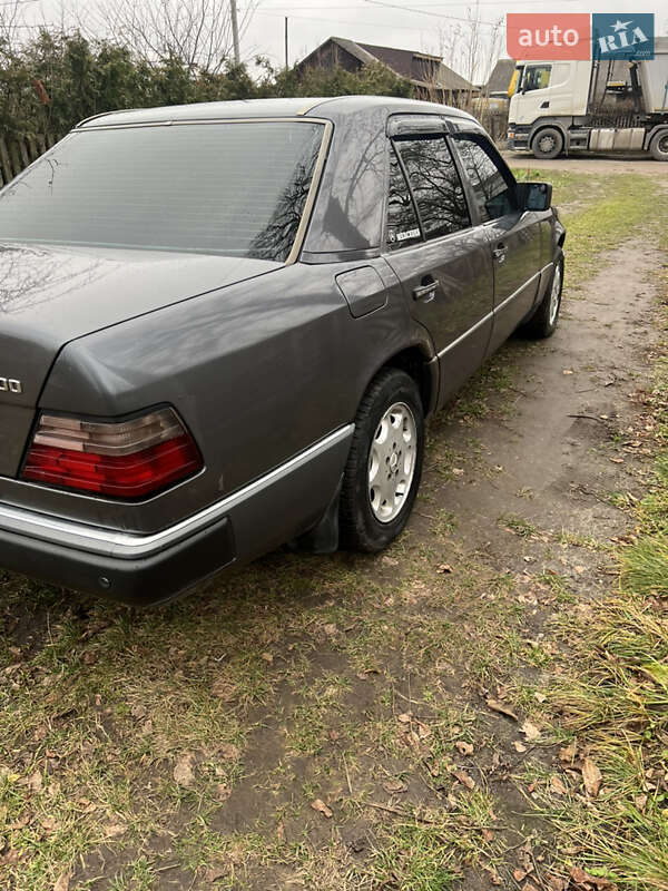Седан Mercedes-Benz E-Class 1994 в Львове