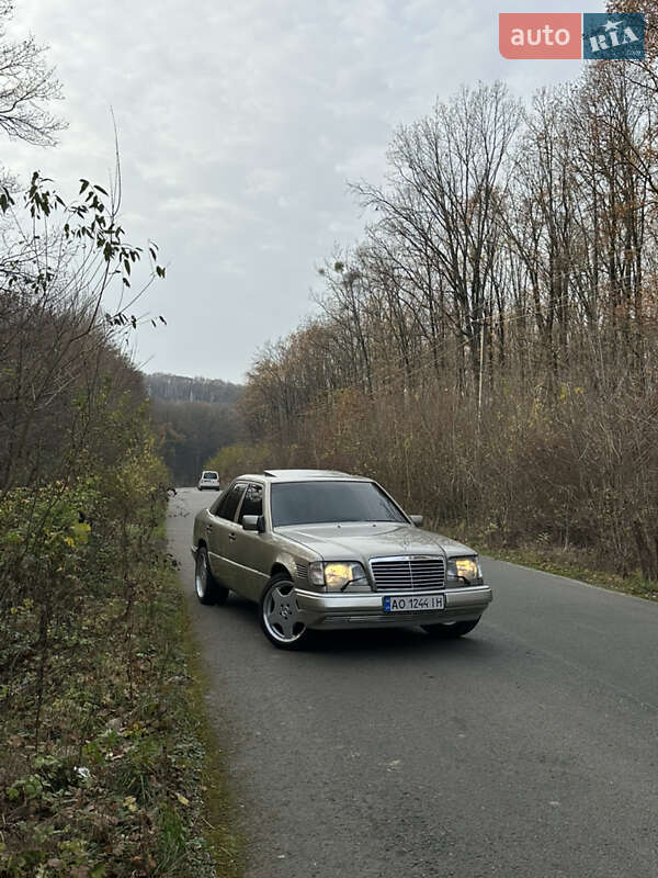 Седан Mercedes-Benz E-Class 1994 в Иршаве