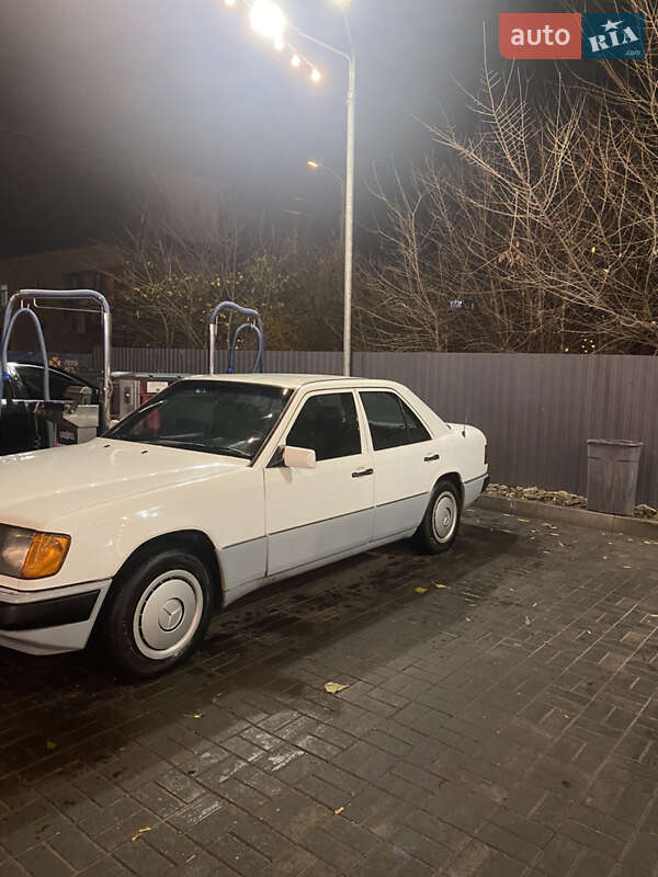 Седан Mercedes-Benz E-Class 1990 в Дніпрі