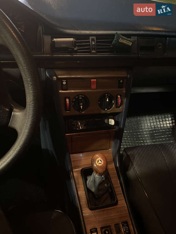 Седан Mercedes-Benz E-Class 1990 в Дніпрі