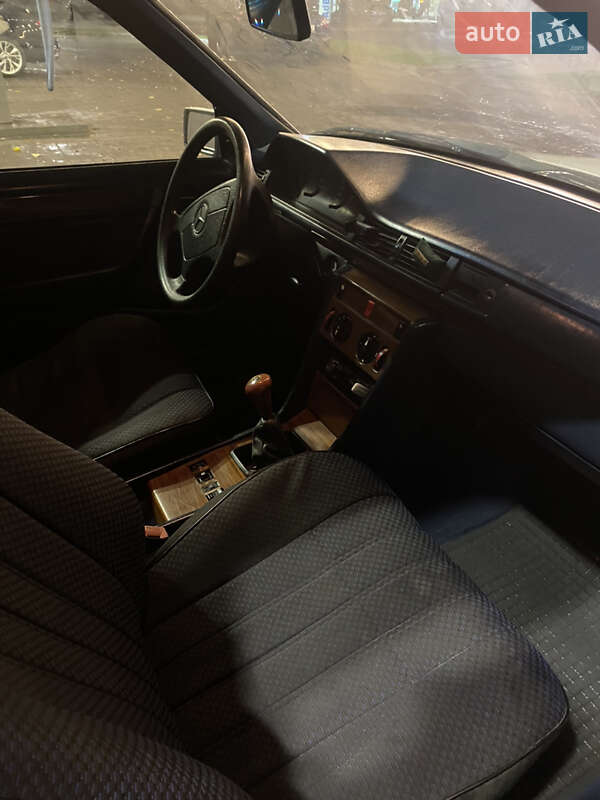 Седан Mercedes-Benz E-Class 1990 в Дніпрі