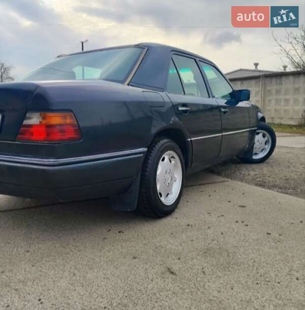 Седан Mercedes-Benz E-Class 1988 в Черняхові