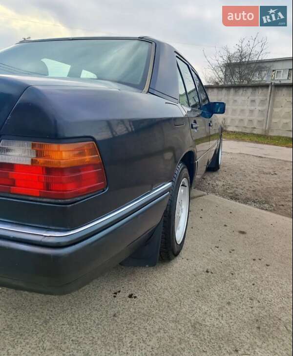 Седан Mercedes-Benz E-Class 1988 в Черняхові