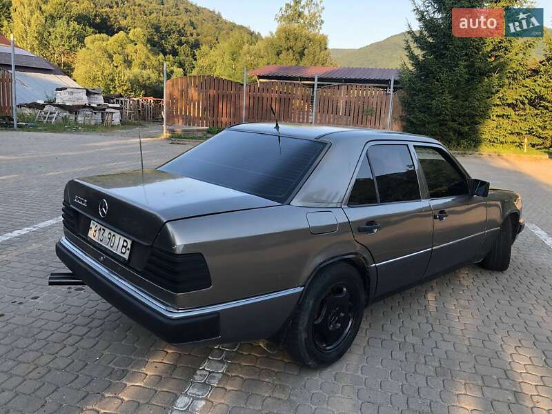 Седан Mercedes-Benz E-Class 1993 в Сквире