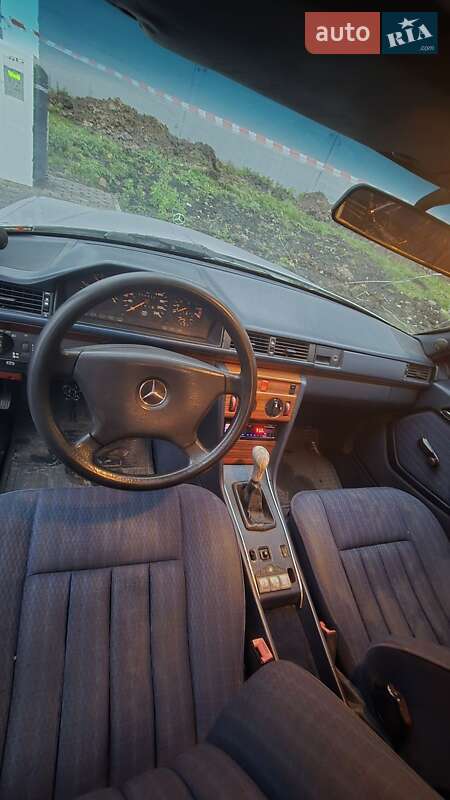Седан Mercedes-Benz E-Class 1992 в Львове