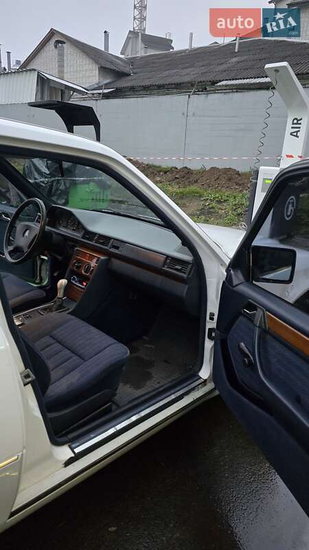 Седан Mercedes-Benz E-Class 1992 в Львове