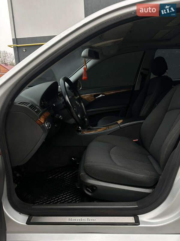 Седан Mercedes-Benz E-Class 2002 в Кременце