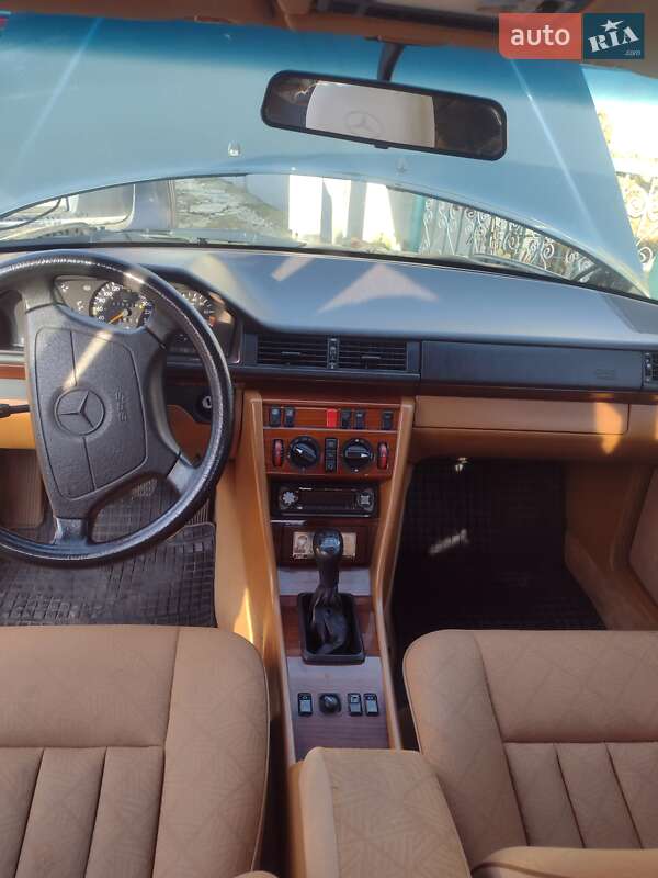 Седан Mercedes-Benz E-Class 1995 в Волочиську