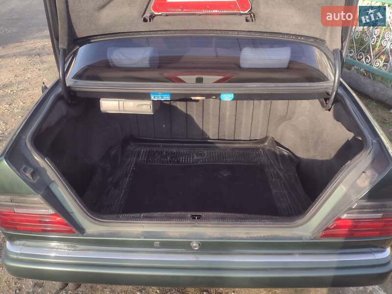 Седан Mercedes-Benz E-Class 1995 в Волочиську