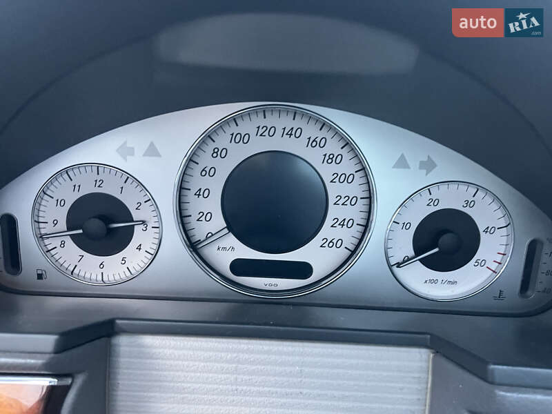 Седан Mercedes-Benz E-Class 2003 в Іршаві