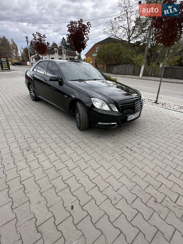 Седан Mercedes-Benz E-Class 2011 в Полонном