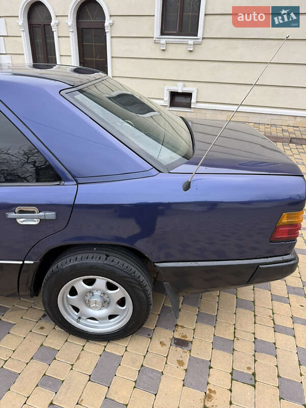 Седан Mercedes-Benz E-Class 1988 в Могилев-Подольске