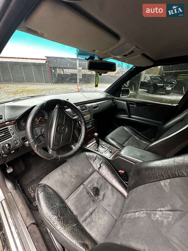 Седан Mercedes-Benz E-Class 1996 в Полонному
