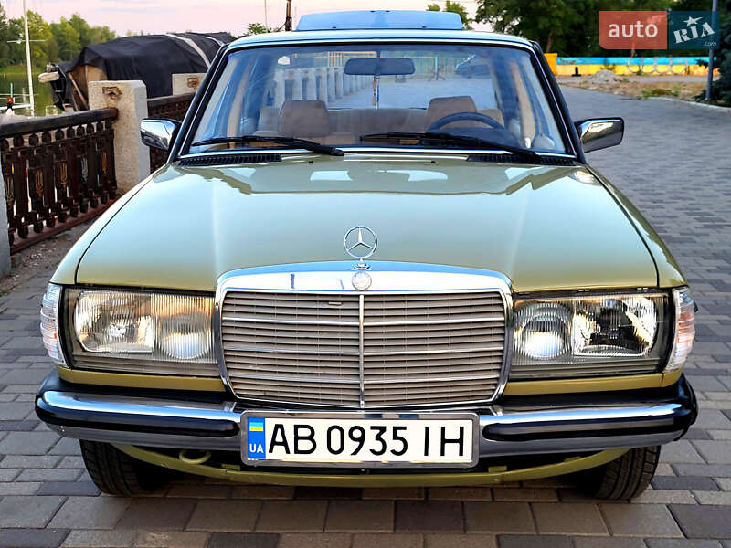 Седан Mercedes-Benz E-Class 1983 в Днепре