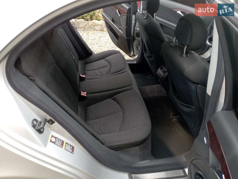 Седан Mercedes-Benz E-Class 2004 в Снятині