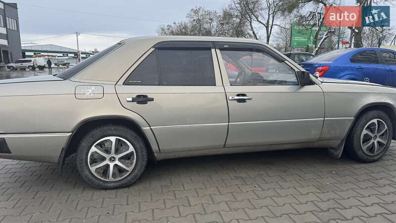 Седан Mercedes-Benz E-Class 1990 в Жовтанцях