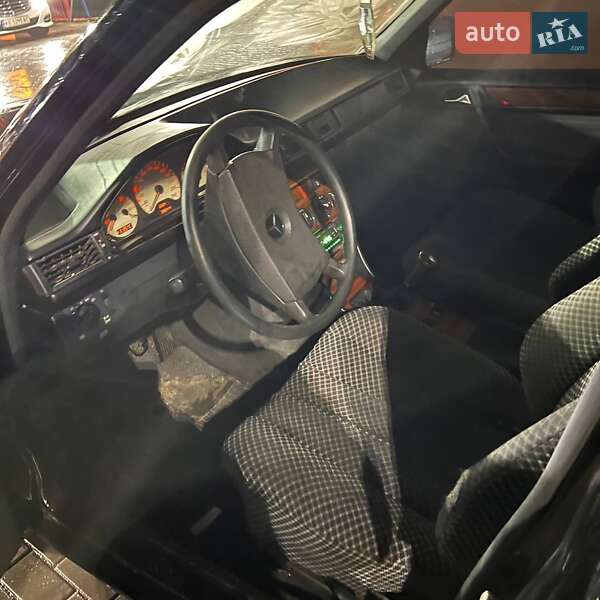 Седан Mercedes-Benz E-Class 1986 в Кривому Розі