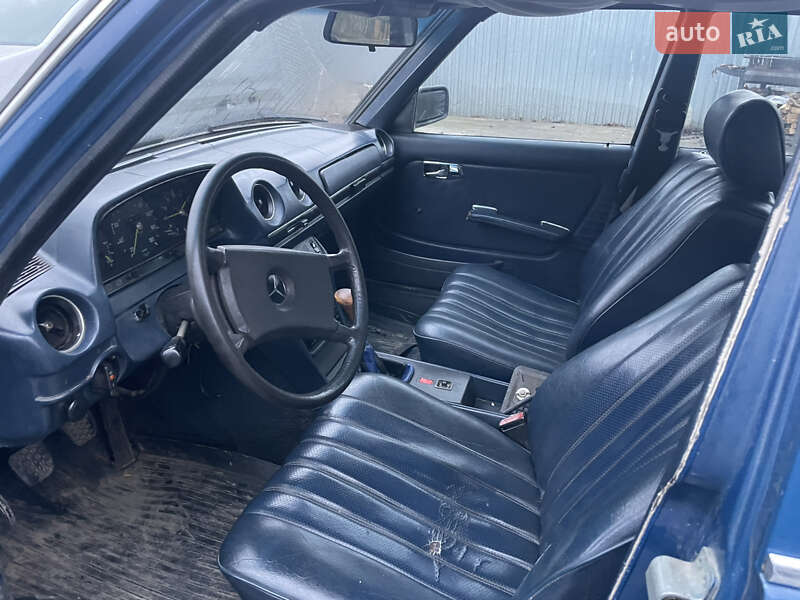 Седан Mercedes-Benz E-Class 1983 в Чернівцях