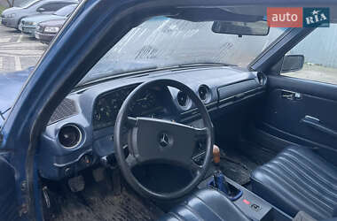 Седан Mercedes-Benz E-Class 1983 в Чернівцях