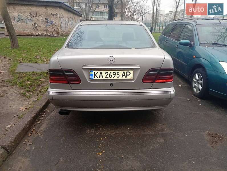 Седан Mercedes-Benz E-Class 2000 в Києві