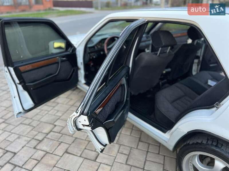 Седан Mercedes-Benz E-Class 1986 в Ізмаїлі