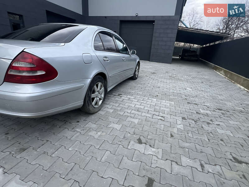 Седан Mercedes-Benz E-Class 2005 в Косове