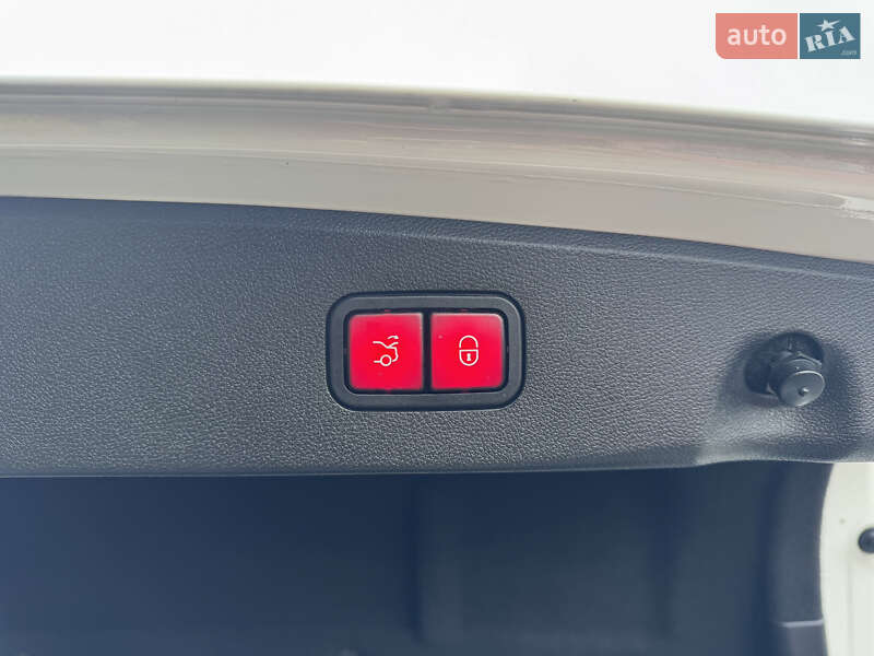 Седан Mercedes-Benz E-Class 2015 в Стрию фото 45 Седан Mercedes-Benz E-Class 2015 в Стрию