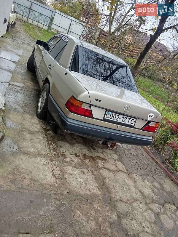 Седан Mercedes-Benz E-Class 1989 в Львові