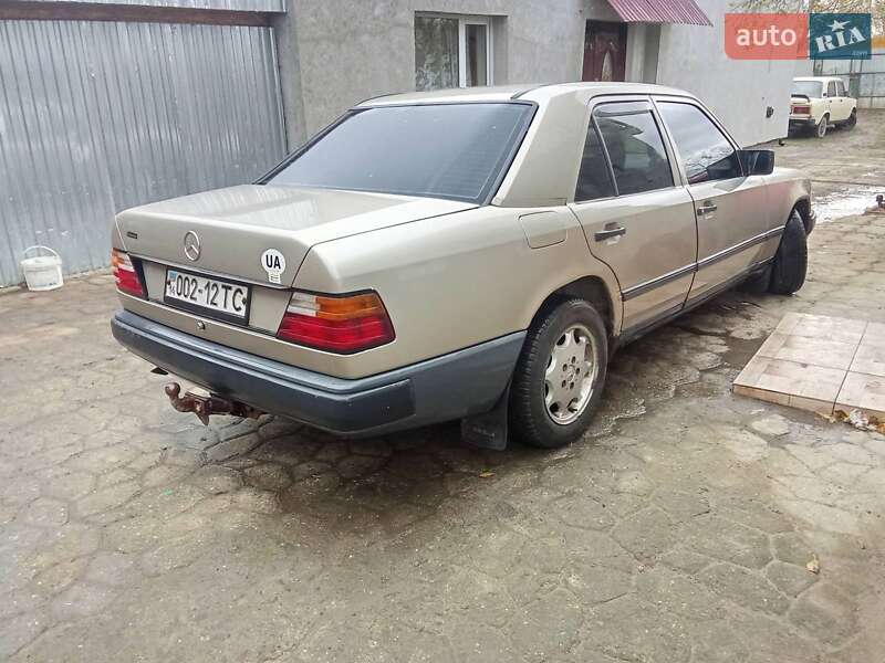 Седан Mercedes-Benz E-Class 1989 в Львові