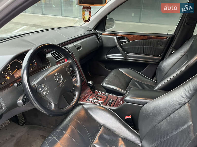 Седан Mercedes-Benz E-Class 2001 в Ровно