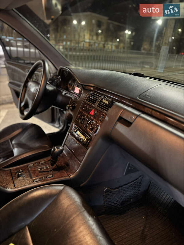 Седан Mercedes-Benz E-Class 2001 в Кривому Розі