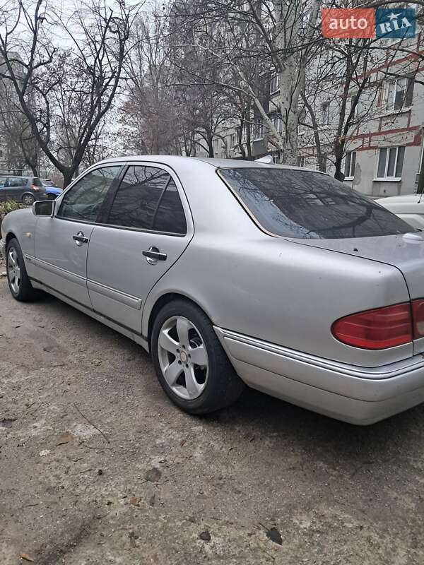 Седан Mercedes-Benz E-Class 1998 в Запоріжжі