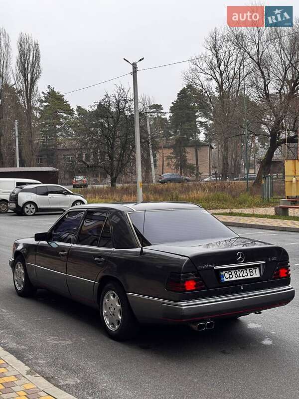 Седан Mercedes-Benz E-Class 1994 в Чернигове