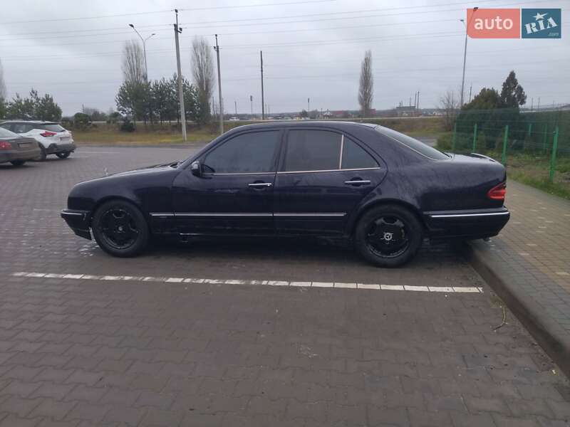 Седан Mercedes-Benz E-Class 2000 в Вараше