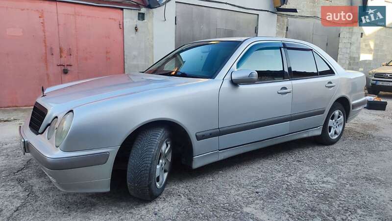 Седан Mercedes-Benz E-Class 2000 в Новояворовске