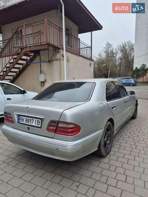 Седан Mercedes-Benz E-Class 2000 в Львові