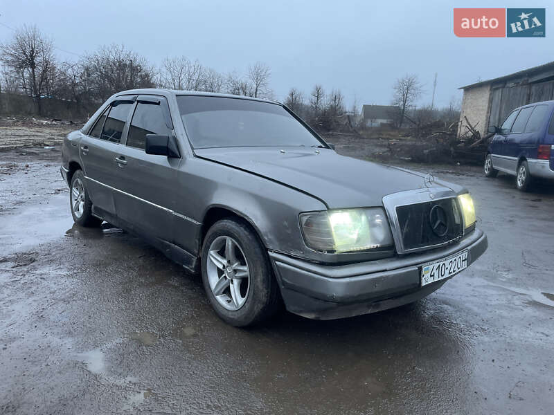 Седан Mercedes-Benz E-Class 1988 в Тульчине